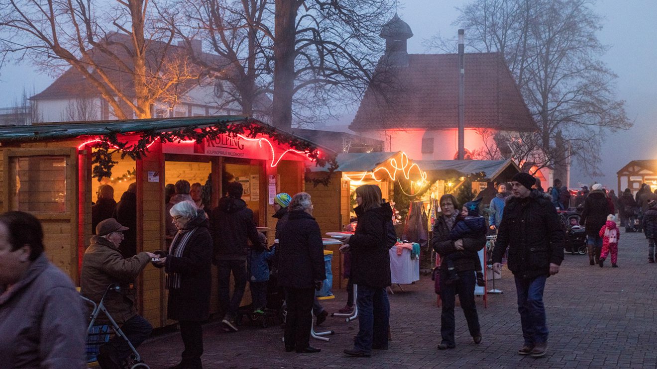 Der Wallenhorster Weihnachtsmarkt am ersten Adventswochenende auf dem Kirchplatz. Foto: Thomas Remme