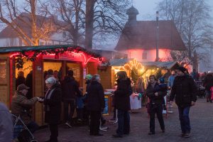 Der Wallenhorster Weihnachtsmarkt am ersten Adventswochenende auf dem Kirchplatz. Foto: Thomas Remme