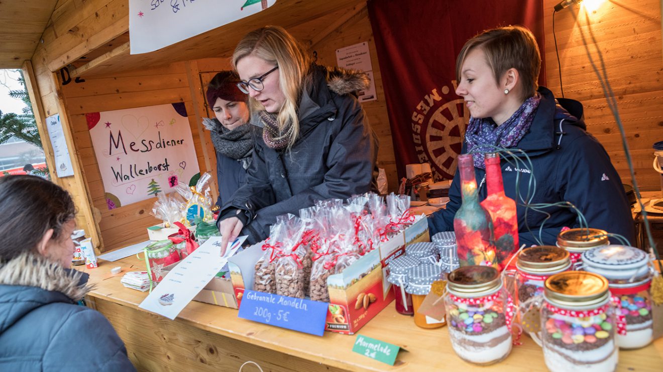 Der Wallenhorster Weihnachtsmarkt am ersten Adventswochenende auf dem Kirchplatz. Foto: Thomas Remme