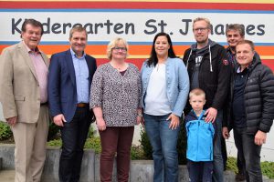 Alfons Schwegmann, Guido Pott, Kindergartenleiterin Petra Heidecker, Claudia Burs, Markus und Jonah Broxtermann, Hans Stegemann und Martin Lange vor dem St. Johannes Kindergarten. Foto: Ute Brünger