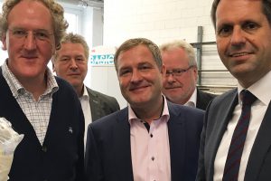 Hubert Pohlmann und Geschäftsführer der Wirtschaftsförderungsgesellschaft des Landkreises Osnabrück, Siegfried Averhage (hintere Reihe) sowie Geschäftsführer Andreas Sandmann (Purplan), SPD-Landtagskandidat Guido Pott und Wirtschaftsminister Olaf Lies (vordere Reihe). Foto: V. Stockhoff