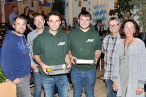 Zufrieden mit der Premiere des Wallenhorster Bürgerdinners: Jens Wechsler, Stefan Ludwig, die Hollager Messdiener Lukas Hörnschemeyer und Hendrik Sprehe, Hans-Jürgen Klumpe und Annegret Rethmann. Foto: konsequent PR