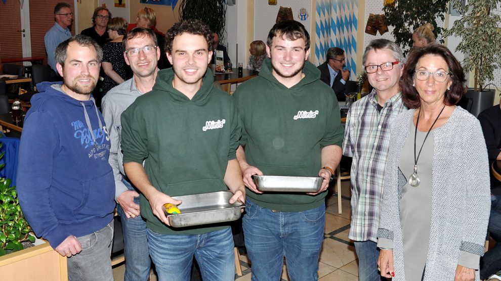 Zufrieden mit der Premiere des Wallenhorster Bürgerdinners: Jens Wechsler, Stefan Ludwig, die Hollager Messdiener Lukas Hörnschemeyer und Hendrik Sprehe, Hans-Jürgen Klumpe und Annegret Rethmann. Foto: konsequent PR