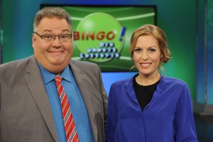 Die Moderatoren Michael Thürnau und Jule Gölsdorf erwarten im NDR Albert Meyer (80) aus Wallenhorst. Er spielt um den Hauptgewinn in der TV-Show „BINGO!“ Foto: TV Plus