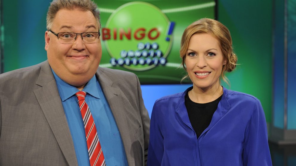 Die Moderatoren Michael Thürnau und Jule Gölsdorf erwarten im NDR Albert Meyer (80) aus Wallenhorst. Er spielt um den Hauptgewinn in der TV-Show „BINGO!“ Foto: TV Plus