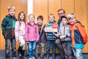 Kleine Künstler zu Besuch im Rathaus: Die Vorschulkinder des St. Stephanus Kindergartens hatten für Bürgermeister Steinkamp ein Modell des Hundertwasserhauses gebastelt. Foto: Thomas Remme