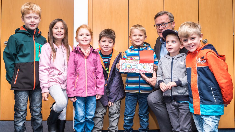 Kleine Künstler zu Besuch im Rathaus: Die Vorschulkinder des St. Stephanus Kindergartens hatten für Bürgermeister Steinkamp ein Modell des Hundertwasserhauses gebastelt. Foto: Thomas Remme