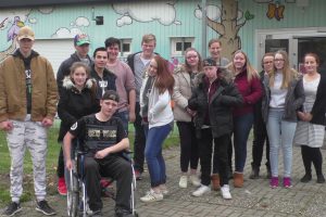 Die Schüler der Alexanderschule mit Sarah Kovacevic (rechts) vor dem Jugendzentrum JAB2. Foto: Jürgen Abeln