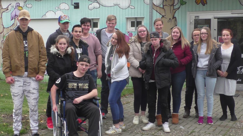 Die Schüler der Alexanderschule mit Sarah Kovacevic (rechts) vor dem Jugendzentrum JAB2. Foto: Jürgen Abeln