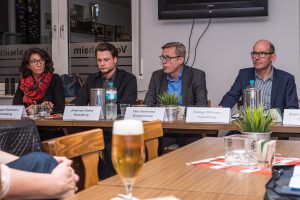 In einen offenen Dialog traten Bürgermeister Otto Steinkamp (zweiter von rechts) und sein Team mit den Gästen des Bürgerforums (hier Lechtingen). Foto: Thomas Remme