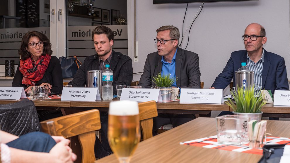 In einen offenen Dialog traten Bürgermeister Otto Steinkamp (zweiter von rechts) und sein Team mit den Gästen des Bürgerforums (hier Lechtingen). Foto: Thomas Remme