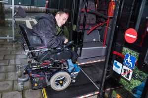 Jens Bockgrawe demonstriert die Einfahrt über die Rampe in einen Linienbus mit einem E-Rollstuhl. Personen mit E-Rollstühlen werden von den Verkehrsbetrieben selbstverständlich mitgenommen. Seit kurzem gilt dies unter bestimmten Voraussetzungen auch für Fahrgäste mit E-Scootern. Foto: Thomas Remme