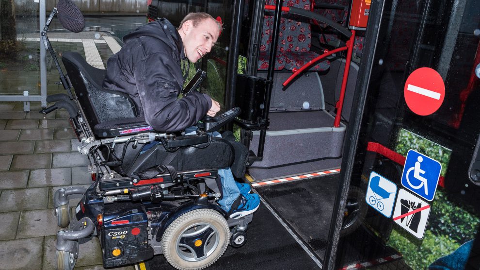 Jens Bockgrawe demonstriert die Einfahrt über die Rampe in einen Linienbus mit einem E-Rollstuhl. Personen mit E-Rollstühlen werden von den Verkehrsbetrieben selbstverständlich mitgenommen. Seit kurzem gilt dies unter bestimmten Voraussetzungen auch für Fahrgäste mit E-Scootern. Foto: Thomas Remme