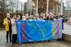 Ratsmitglieder und Vereinsvertreterinnen zeigen gemeinsam mit Bürgermeister Otto Steinkamp (rechts) und Kornelia Böert (4. von rechts) Flagge gegen Gewalt an Frauen. Foto: André Thöle