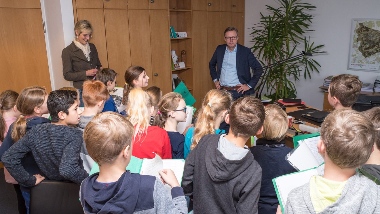 Aufgestellt wie im Chor und mindestens so diszipliniert wie ein solcher, arbeiten die Viertklässler ihre Fragen an Bürgermeister Otto Steinkamp ab. Foto: Thomas Remme