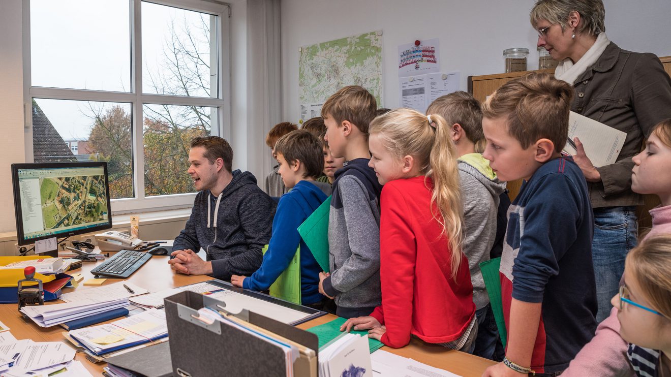 Einblicke in die Arbeit des Fachbereiches Planen Bauen Umwelt gewährt Christian Stöber (links) den Schülerinnen und Schülern. Foto: Thomas Remme