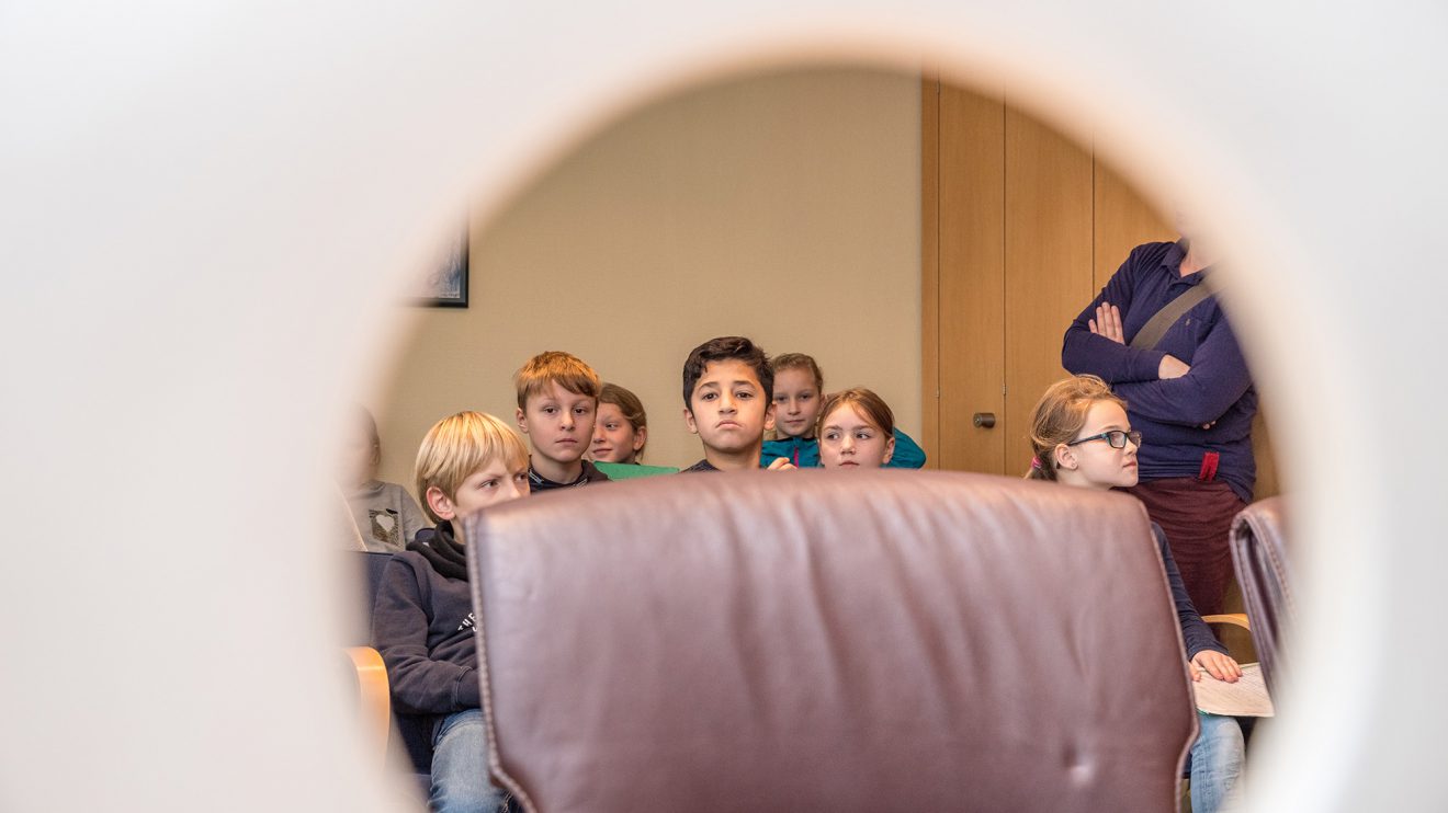 Die Plätze des Brautpaares bleiben im Standesamt frei – die Kinder nehmen lieber auf den Besucherstühlen Platz. Foto: Thomas Remme