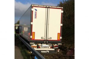 Ein Lastwagen ist am Dienstag auf der A1 bei Wallenhorst an einer Leitplanke stecken geblieben. Foto: Polizeiinspektion Osnabrück