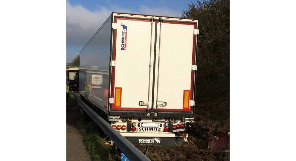 Ein Lastwagen ist am Dienstag auf der A1 bei Wallenhorst an einer Leitplanke stecken geblieben. Foto: Polizeiinspektion Osnabrück