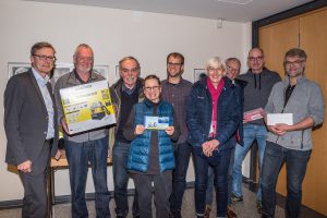 Bürgermeister Otto Steinkamp (links) und Stefan Sprenger (5. von links) überreichen die Preise an die Sieger der Aktion Stadtradeln. Foto: Thomas Remme