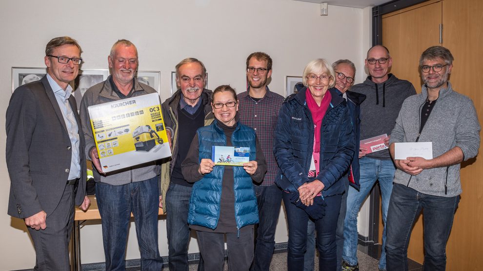 Bürgermeister Otto Steinkamp (links) und Stefan Sprenger (5. von links) überreichen die Preise an die Sieger der Aktion Stadtradeln. Foto: Thomas Remme