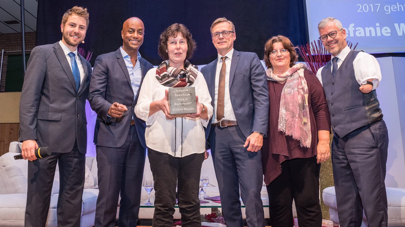 Preisträgerin Stefanie Wächter (3. von links) mit Sven Lake, Yared Dibaba, Bürgermeister Otto Steinkamp, Laudatorin Petra Eckhardt und Rainer Schmidt. Foto: Thomas Remme