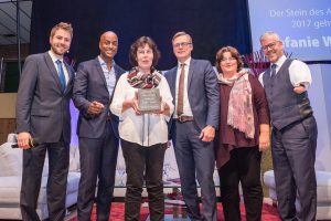 Preisträgerin Stefanie Wächter (3. von links) mit Sven Lake, Yared Dibaba, Bürgermeister Otto Steinkamp, Laudatorin Petra Eckhardt und Rainer Schmidt. Foto: Thomas Remme