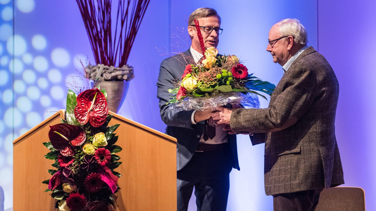 Abschied aus der Jury nach 17 Jahren: Bürgermeister Otto Steinkamp dankt Karl-Heinz Voerste (rechts) für sein ehrenamtliches Engagement. Foto: Thomas Remme