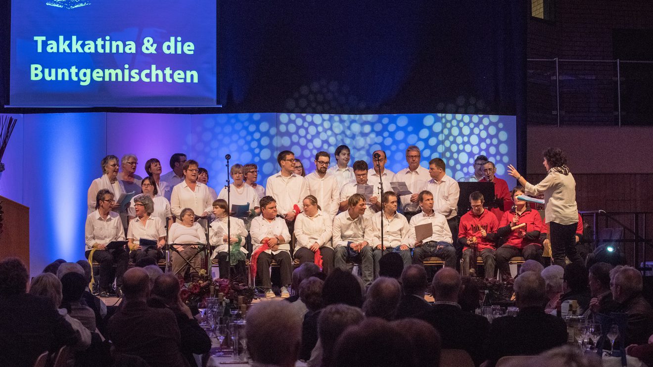 Der inklusive Chor „Die Buntgemischten“ tritt unter Leitung von Stefanie Wächter (rechts) gemeinsam mit der Band „Takkatina“ auf. Foto: Thomas Remme