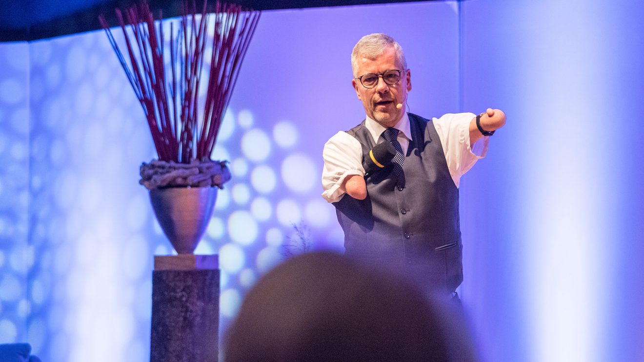 Pfarrer Rainer Schmidt „predigt“ humorvoll auf der Bühne. Foto: Thomas Remme