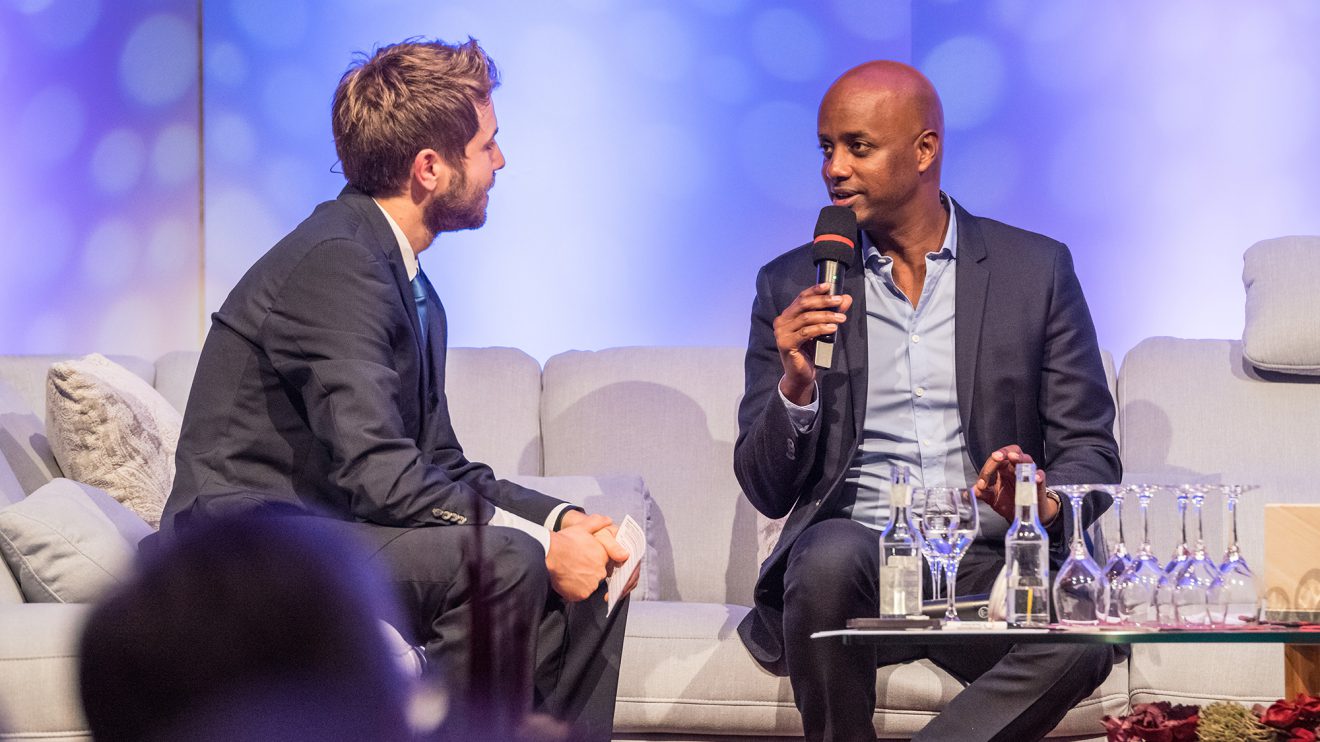 Plattdeutsch-Experte Yared Dibaba (rechts) im Gespräch mit Sven Lake. Foto: Thomas Remme