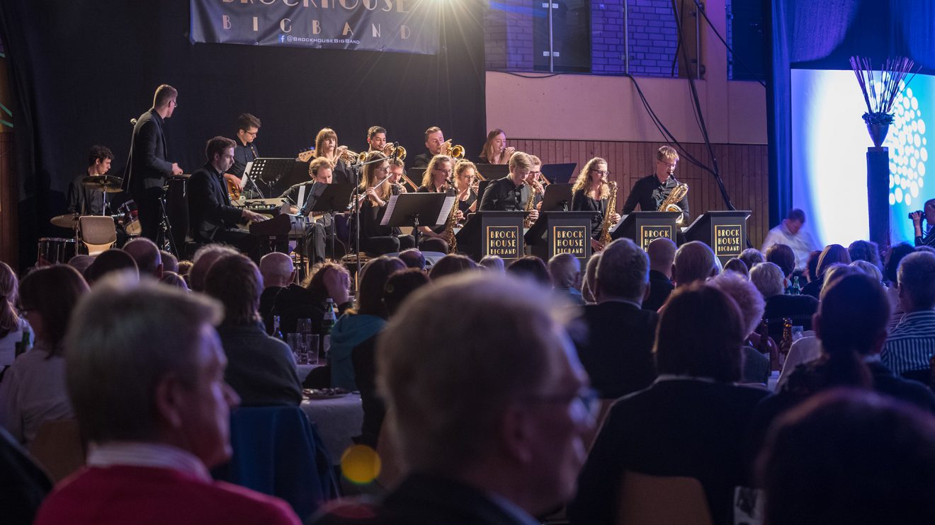 Beste musikalische Unterhaltung: die Brockhouse Big Band. Ihr Name leitet sich vom Hollager Ortsteil Brockhausen ab, wo die Band ihren ersten Proberaum hatte. Foto: Thomas Remme