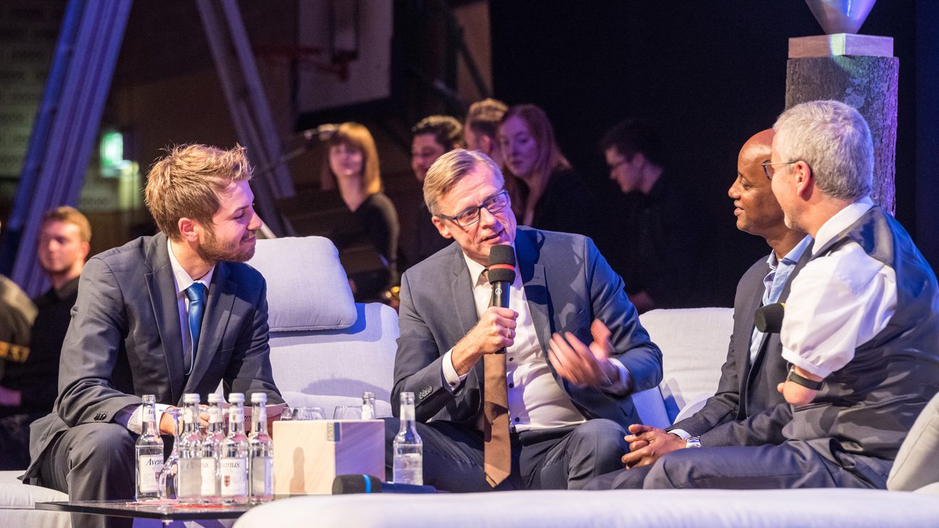 Lockere Gesprächsrunde: Sven Lake, Bürgermeister Otto Steinkamp, Yared Dibaba und Rainer Schmidt (von links). Foto: Thomas Remme