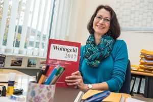 Annette Birnbrich berät im Wallenhorster Rathaus über mögliche Ansprüche auf Wohngeld für Mieter oder Eigentümer. Foto: Thomas Remme