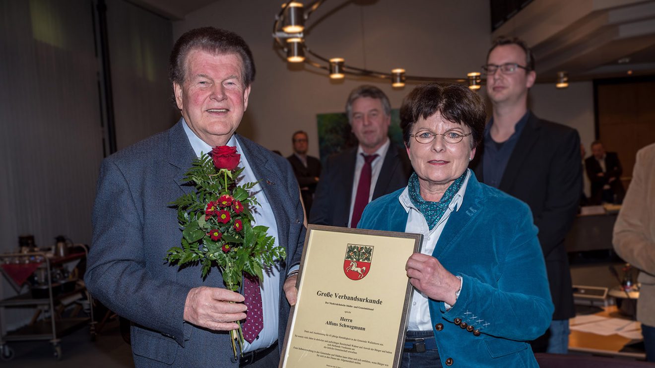 Die „Große Verbandsurkunde“ des Niedersächsischen Städte- und Gemeindebundes und eine rote Rose als persönlichen Gruß an ihren SPD-Kollegen überreicht Ingrid Thesing dem Jubilar Alfons Schwegmann. Foto: Thomas Remme