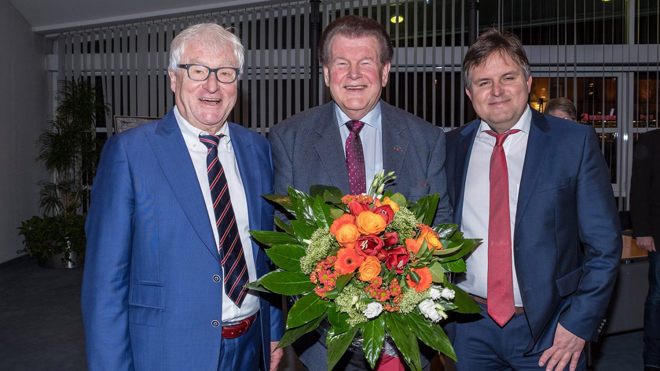 Die drei ehrenamtlichen Stellvertreter des Bürgermeisters unter sich: Alfred Lindner (links) und André Schwegmann (rechts) gratulieren Alfons Schwegmann zum Ratsjubiläum. Foto: Thomas Remme