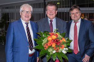 Die drei ehrenamtlichen Stellvertreter des Bürgermeisters unter sich: Alfred Lindner (links) und André Schwegmann (rechts) gratulieren Alfons Schwegmann zum Ratsjubiläum. Foto: Thomas Remme
