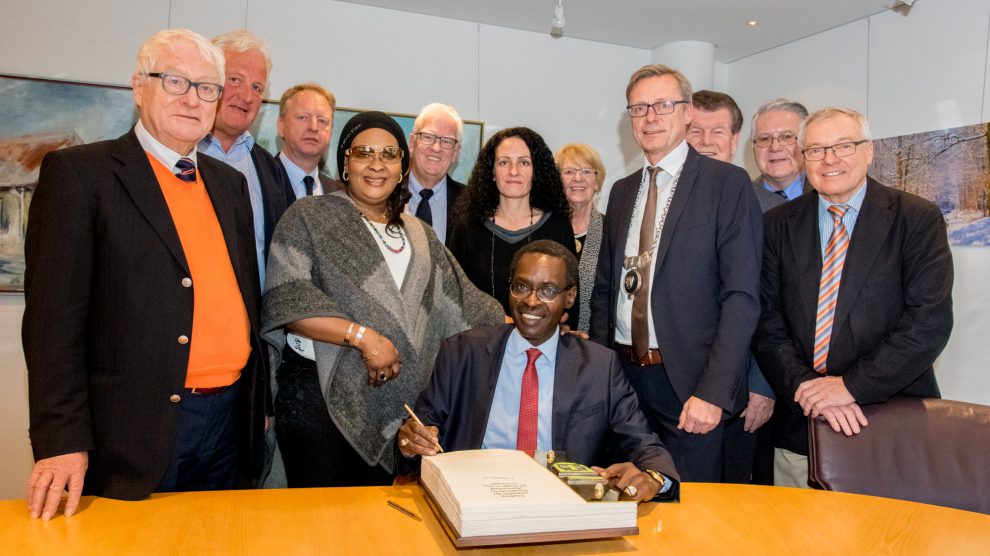 Senegals Botschafter Momar Gueye trägt sich ins Goldene Buch der Gemeinde Wallenhorst ein. Foto: André Thöle