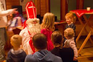 St. Nikolaus verteilt seine Geschenke an alle braven Kinder der Kolpingsfamilie Hollage. Foto: André Thöle