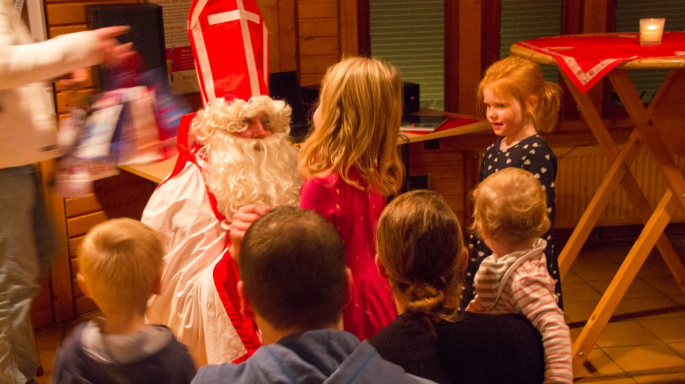 St. Nikolaus verteilt seine Geschenke an alle braven Kinder der Kolpingsfamilie Hollage. Foto: André Thöle