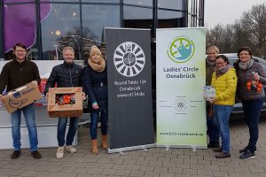 Die fleißigen Helfer aus Wallenhorst und Osnabrück bei der Spendenübergabe vor dem Wallenhorster Edeka. Foto: PR