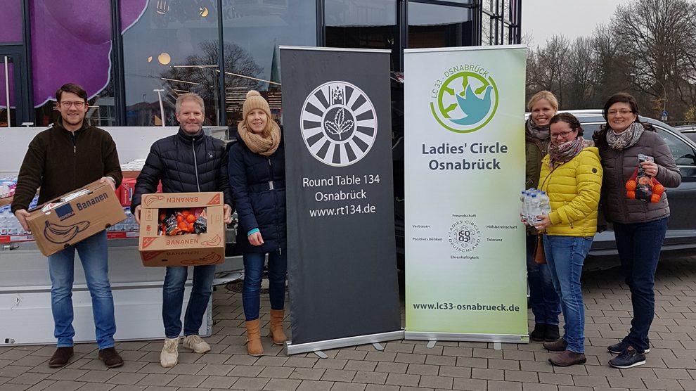 Die fleißigen Helfer aus Wallenhorst und Osnabrück bei der Spendenübergabe vor dem Wallenhorster Edeka. Foto: PR