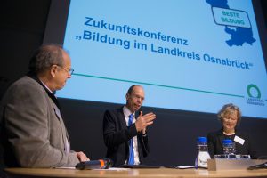 Landrat Michael Lübbersmann (Mitte) nahm an der Zukunftskonferenz des Landkreises Osnabrück. Im Gespräch mit den Moderatoren Frank Claus und Kerstin Schmidt erläuterte er, welche Rolle der Bildungsbericht 2017 für die Gestaltung der Bildungsregion spielt. Foto: Landkreis Osnabrück/Uwe Lewandowski