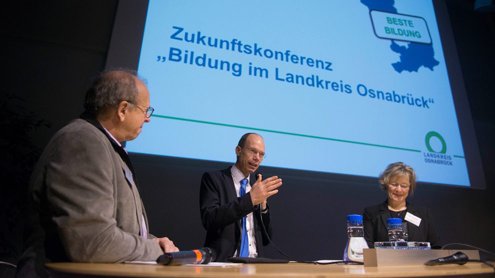 Landrat Michael Lübbersmann (Mitte) nahm an der Zukunftskonferenz des Landkreises Osnabrück. Im Gespräch mit den Moderatoren Frank Claus und Kerstin Schmidt erläuterte er, welche Rolle der Bildungsbericht 2017 für die Gestaltung der Bildungsregion spielt. Foto: Landkreis Osnabrück/Uwe Lewandowski