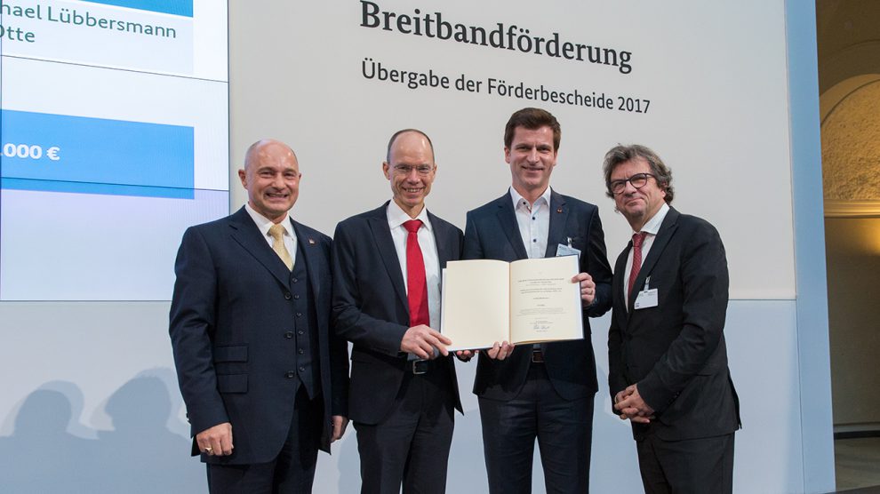 Schnelles Internet für das Osnabrücker Land: Einen Förderbescheid über weitere 15 Millionen Euro überreichte in Berlin Staatssekretär Rainer Bomba (von links) an Landrat Michael Lübbersmann, André Berghegger (MdB, CDU) und Frank Otte (Stadt Osnabrück). Foto: Bundesministerium für Verkehr und digitale Infrastruktur