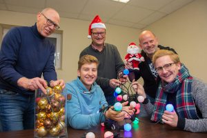 Vorbereitungen für ersten Hollager Weihnachtsmarkt. Von Links: Helmut Wellbrock, Oliver Hagen, Dirk Hagen, Christian Voßgröne, Michael Lührmann. Volker Schwegmann fehlt. Foto: André Havergo / NOZ