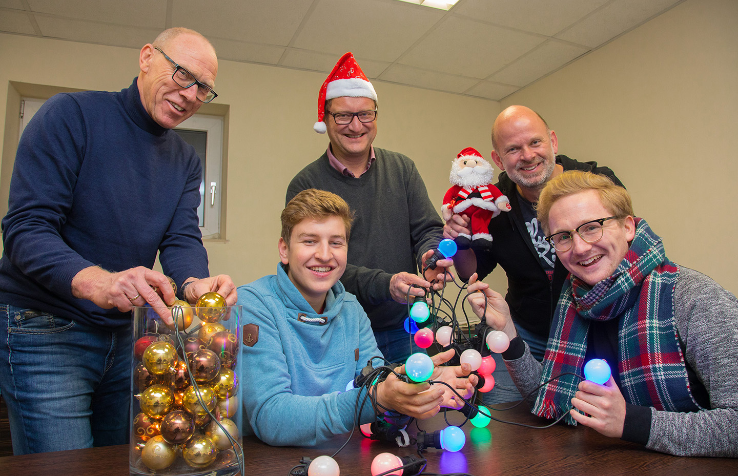 Vorbereitungen für ersten Hollager Weihnachtsmarkt. Von Links: Helmut Wellbrock, Oliver Hagen, Dirk Hagen, Christian Voßgröne, Michael Lührmann. Volker Schwegmann fehlt. Foto: André Havergo / NOZ
