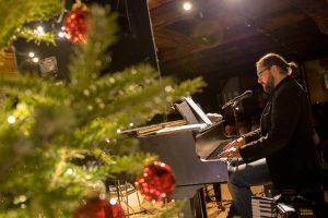 Für viele Gäste gehört es untrennbar zusammen: Christbaum, Hofstelle Duling und Ombre di Luci. Foto: André Thöle