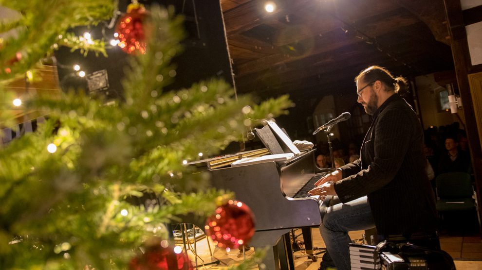 Für viele Gäste gehört es untrennbar zusammen: Christbaum, Hofstelle Duling und Ombre di Luci. Foto: André Thöle