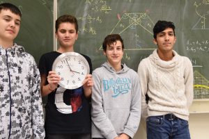 Die vier tapferen Mathe-Krieger der Thomas Morus Schule aus Jahrgang 9 der „Langen Nacht der Mathematik“. Foto: Theo Lüpke-Naberhaus